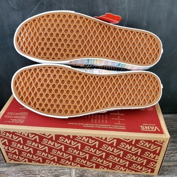 NEW Vans Classic Slip-on Pride Multi True White - Picture 4 of 6